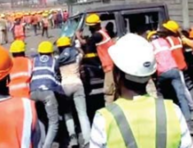 वेतन वृद्धि की मांग काे लेकर 5000 कर्मचारी हड़ताल पर